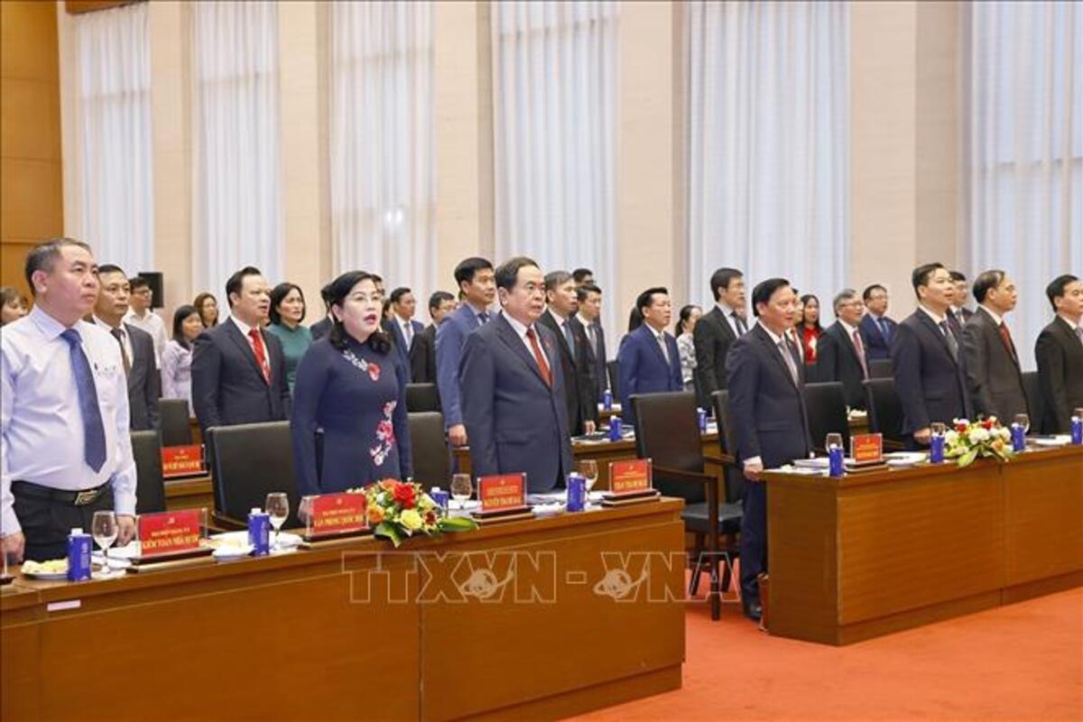 Chủ tịch Quốc hội Trần Thanh Mẫn và đại biểu thực hiện nghi thức chào cờ. Ảnh: Doãn Tấn/TTXVN