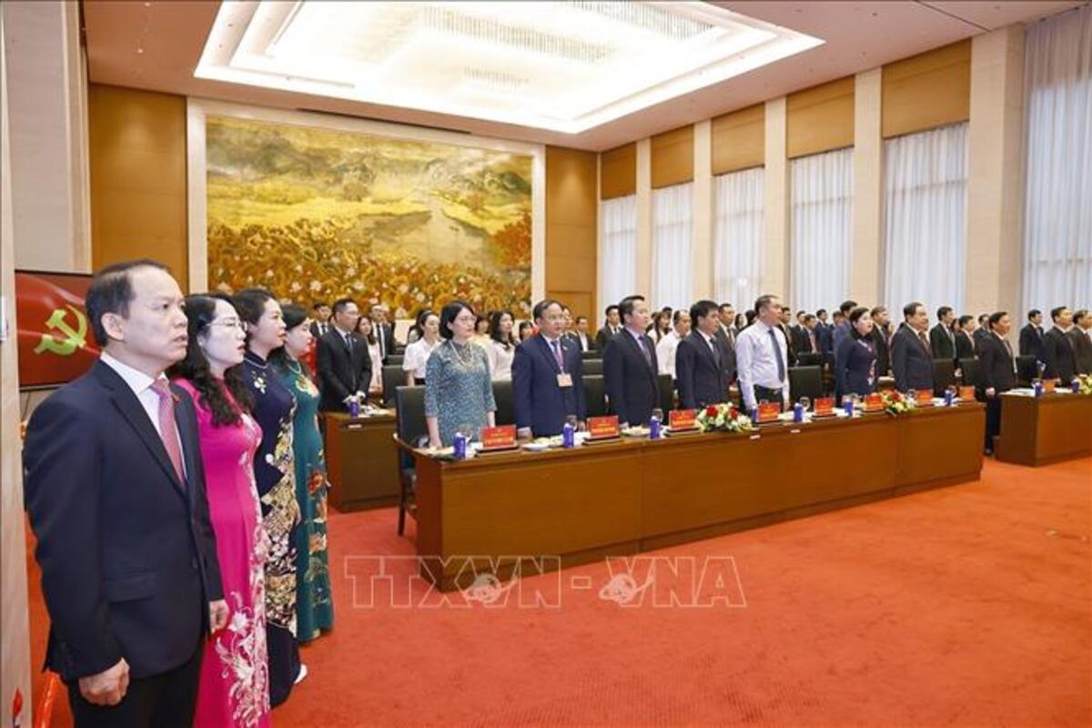Chủ tịch Quốc hội Trần Thanh Mẫn và đại biểu thực hiện nghi thức chào cờ. Ảnh: Doãn Tấn/TTXVN