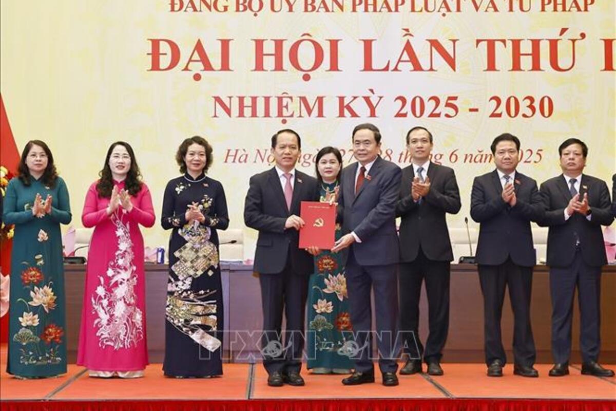 Chủ tịch Quốc hội Trần Thanh Mẫn trao Quyết định của Ban Thường vụ Đảng uỷ Quốc hội chỉ định Ban Chấp hành Đảng bộ, Ban Thường vụ Đảng uỷ, Bí thư, Phó Bí thư, Uỷ ban Kiểm tra, Chủ nhiệm, Phó Chủ nhiệm Uỷ ban Kiểm tra Đảng uỷ Uỷ ban Tư pháp và Pháp luật nhiệm kỳ 2025 – 2030. Ảnh: Doãn Tấn/TTXVN