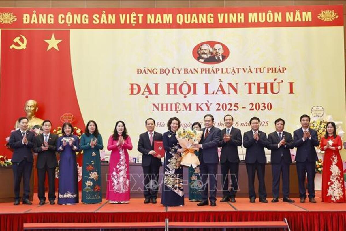 Chủ tịch Quốc hội Trần Thanh Mẫn trao Quyết định, tặng hoa của Ban Thường vụ Đảng uỷ Quốc hội chỉ định Ban Chấp hành Đảng bộ, Ban Thường vụ Đảng uỷ, Bí thư, Phó Bí thư, Uỷ ban Kiểm tra, Chủ nhiệm, Phó Chủ nhiệm Uỷ ban Kiểm tra Đảng uỷ Uỷ ban Tư pháp và Pháp luật nhiệm kỳ 2025 – 2030. Ảnh: Doãn Tấn/TTXVN