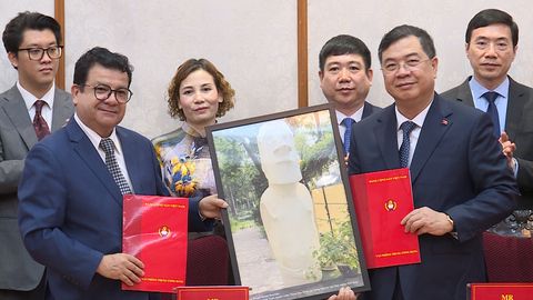 Văn phòng Trung ương Đảng tiếp nhận tác phẩm điêu khắc do Đại sứ Chile trao tặng