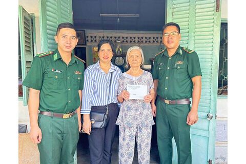 Ấm lòng người cao tuổi vùng biên