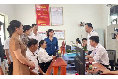 Phó Chủ tịch HĐND tỉnh Trần Thị Hằng nắm tình hình hoạt động tại xã Lạng Giang và Tân Dĩnh