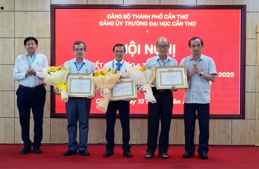 6 tháng đầu năm, Đảng bộ Trường Đại học Cần Thơ kết nạp 101 đảng viên mới 