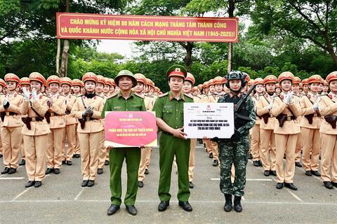 Động viên, tặng quà cán bộ, nữ học viên tham gia diễu binh, diễu hành tại Lễ kỷ niệm 80 năm Cách mạng tháng Tám thành công