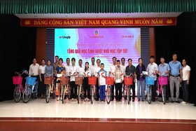 Tặng quà cho học sinh vượt khó học tập tốt