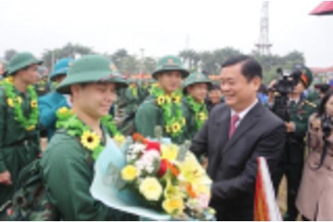 Bí thư Tỉnh uỷ Thái Thanh Quý dự lễ giao, nhận quân tại huyện Đô Lương