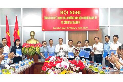 Ban Nội chính Thành ủy trao quyết định bổ nhiệm các trưởng, phó phòng