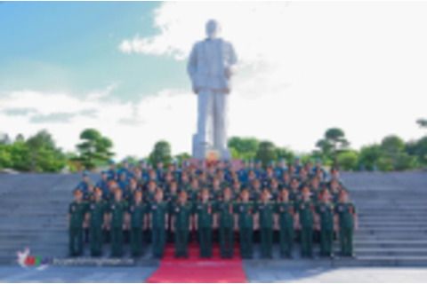 Đoàn đại biểu tham dự Đại hội Thi đua Quyết thắng LLVT tỉnh dâng hoa tại Quảng trường Hồ Chí Minh