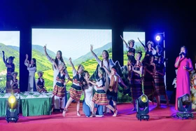 Xã Ba Lòng: Giao lưu văn nghệ quần chúng và tặng quà cho gia đình...