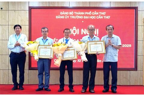 6 tháng đầu năm, Đảng bộ Trường Đại học Cần Thơ kết nạp 101 đảng viên mới
