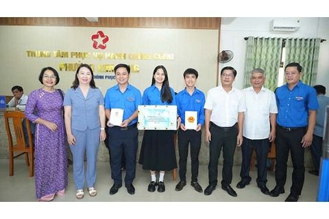 Lãnh đạo thành phố thăm, động viên đội hình thanh niên tình nguyện hỗ trợ vận hành mô hình chính quyền địa phương 2 cấp