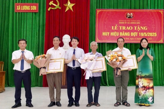 Đảng uỷ xã Lương Sơn trao tặng Huy hiệu Đảng cho đảng viên