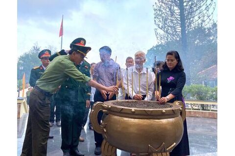Trảng Bàng: Viếng nghĩa trang liệt sĩ nhân kỷ niệm 80 năm ngày thành lập Quân đội Nhân dân Việt Nam