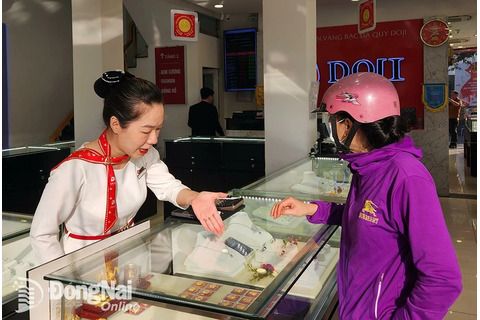 Tiếp đà tăng, giá vàng miếng chạm mốc 121,5 triệu đồng/lượng