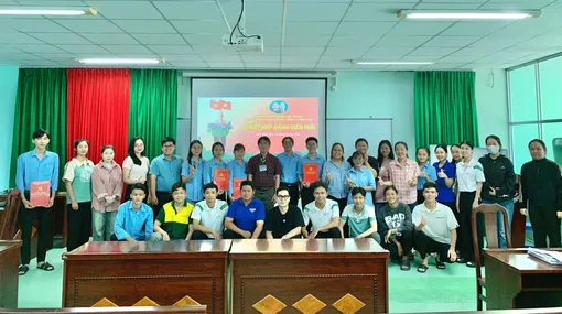 Đảng bộ Trường Đại học Tây Đô quan tâm kết nạp đảng viên mới từ sinh viên 