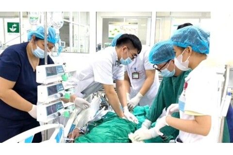 Nổi ban tím tứ chi, ngừng tim sau bữa tiết canh, lòng lợn