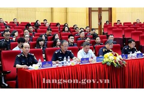 Đồng chí Đoàn Thanh Sơn, Phó Chủ tịch UBND tỉnh dự sơ kết công tác 6 tháng đầu năm 2025 tại Chi cục Hải quan khu vực VI