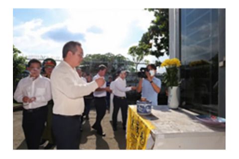 Chủ tịch UBND TPHCM viếng nạn nhân trong vụ cháy cư xá Độc Lập, phường Phú Thọ Hòa