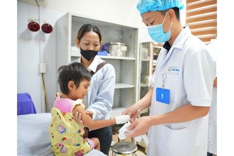 Bị bỏng điện nặng, bé gái dân tộc suýt bị tháo bỏ ngón tay