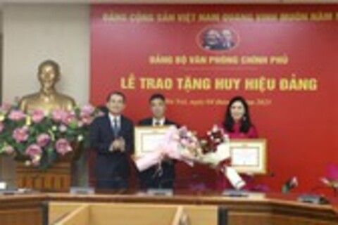 Trao tặng Huy hiệu Đảng cho 2 đảng viên của Đảng bộ VPCP