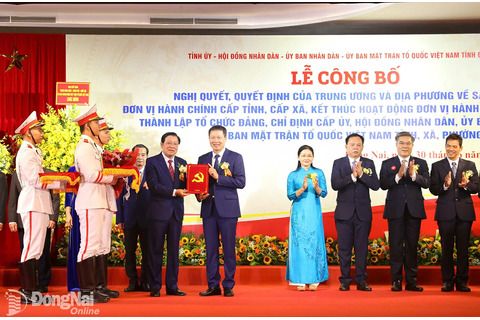 Nắm chặt tay, bước tới...