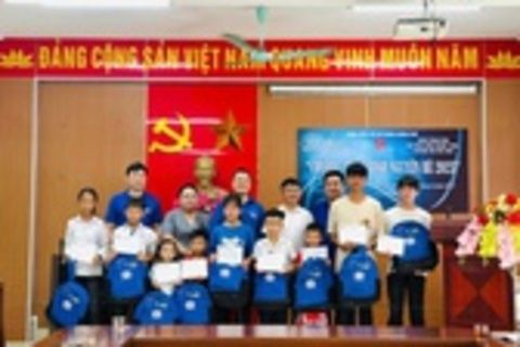 Đoàn Thanh niên VPCP trao quà cho học sinh khó khăn tại Quảng Ninh
