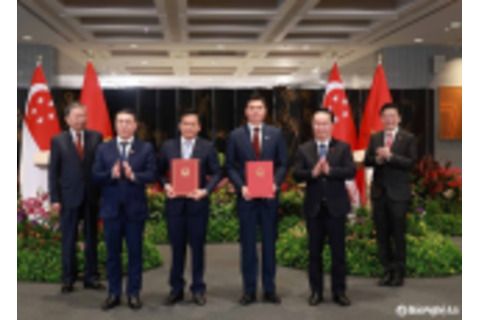 Bí thư Tỉnh ủy Nguyễn Đức Trung trao Quyết định chấp thuận chủ trương đầu tư dự án VSIP Nghệ An 3 cho lãnh đạo Tập đoàn Sembcorp