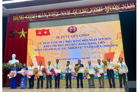 Đà Nẵng: Trao Huy hiệu Đảng đợt 19/5/2025 cho 899 đảng viên