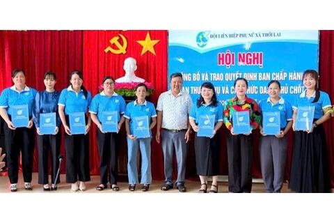 Công bố và trao quyết định ban chấp hành, ban thường vụ và các chức danh chủ chốt Hội Liên hiệp Phụ nữ xã Thới Lai