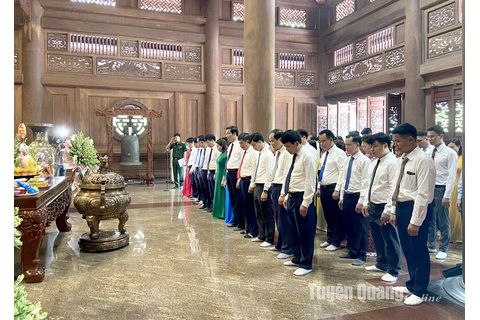 Đoàn đại biểu Đảng bộ Khối các cơ quan và doanh nghiệp tỉnh báo công dâng Bác tại Khu di tích lịch sử K9 Đá Chông