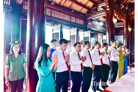 Đoàn đại biểu điển hình học tập và làm theo Bác Hồ báo công, dâng hương tại Đền thờ Chủ tịch Hồ Chí Minh và Khu di tích Quốc gia đặc biệt Tân Trào