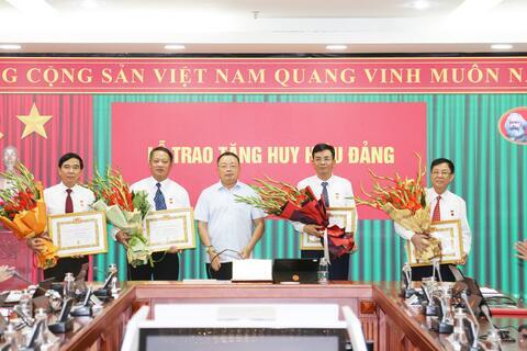 Lễ trao tặng Huy hiệu Đảng