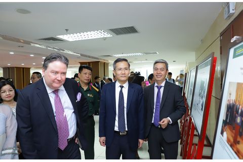 Trưng bày tài liệu “30 năm quan hệ ngoại giao Việt Nam - Hoa Kỳ” và trao trả hồ sơ chứng tích chiến tranh