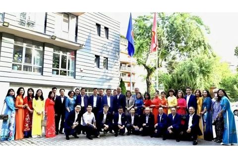 Uỷ viên Bộ Chính trị Phan Đình Trạc thăm và làm việc tại Hungary