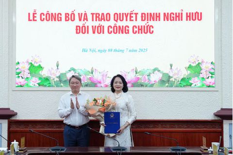 Bộ Tư pháp trao Quyết định nghỉ hưu cho công chức