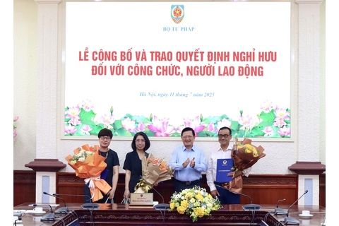 Trao quyết định nghỉ hưu cho 3 cán bộ Bộ Tư pháp