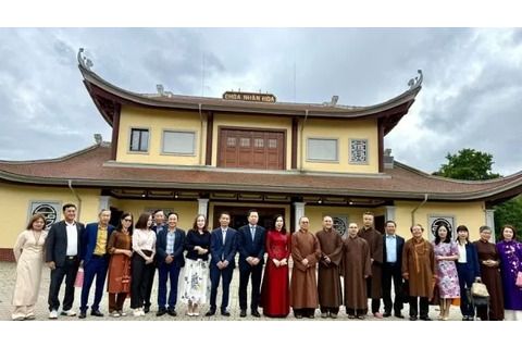 Thứ trưởng Bộ Ngoại giao Lê Thị Thu Hằng thăm cộng đồng người Việt tại Ba Lan