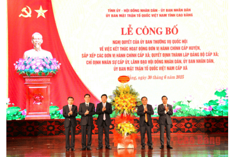 Cao Bằng công bố các quyết định, nghị quyết của tỉnh về thành lập đảng bộ cấp xã và nhân sự lãnh đạo các địa phương
