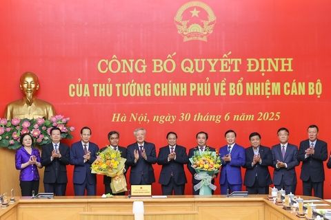 Thủ tướng trao quyết định bổ nhiệm 2 cán bộ cấp Thứ trưởng