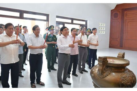 Bí thư Tỉnh ủy - Nguyễn Văn Quyết dâng hương tại Căn cứ Trung ương Cục miền Nam