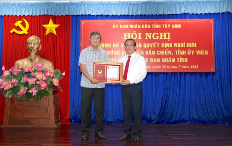 Trao quyết định nghỉ hưu đối với Phó Chủ tịch UBND tỉnh Trần Văn Chiến
