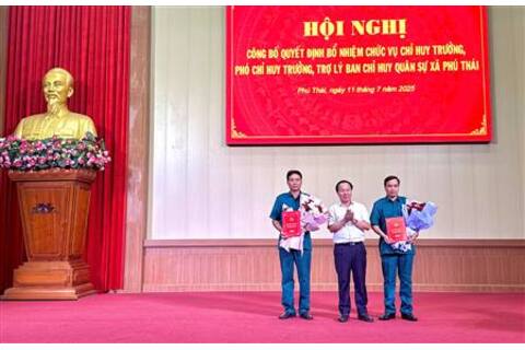 Công bố quyết định bổ nhiệm các chức danh Ban Chỉ huy Quân sự xã Phú Thái
