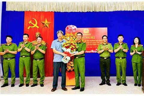 Công an phường Tân Hưng công bố quyết định thành lập và ra mắt Chi bộ Công an phường