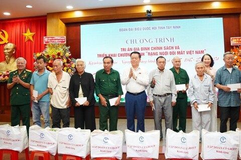 Đồng chí Trưởng Ban Tuyên giáo và Dân vận Trung ương tặng quà gia đình chính sách tại Tây Ninh