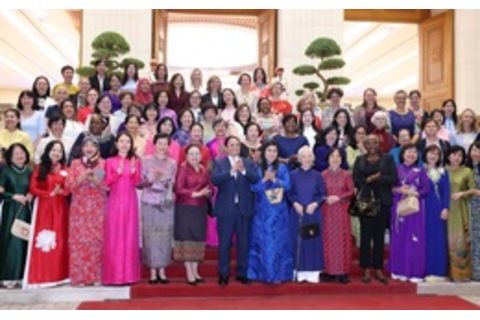 Thủ tướng Phạm Minh Chính gặp mặt các nhà ngoại giao nữ Việt Nam và quốc tế