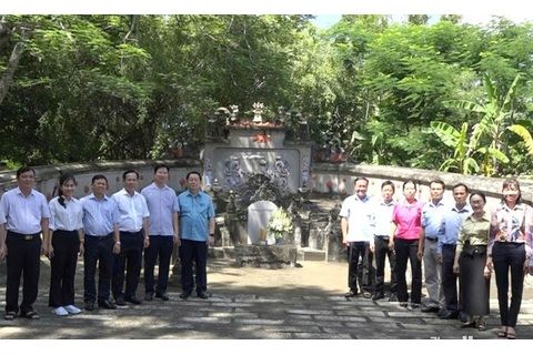 Trưởng Ban Tuyên giáo và Dân vận Trung ương viếng Đền thờ liệt sĩ Gò Công