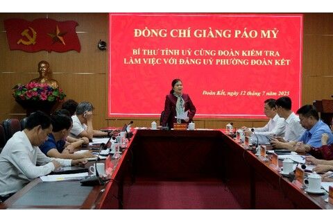 Bí thư Tỉnh ủy Giàng Páo Mỷ cùng đoàn kiểm tra làm việc với Đảng ủy phường Đoàn Kết