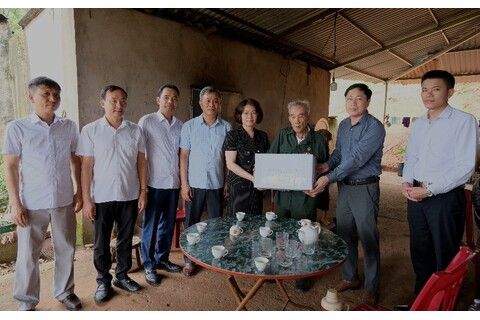 Đoàn công tác của Ban Thường vụ Tỉnh ủy thăm, tặng quà gia đình chính sách