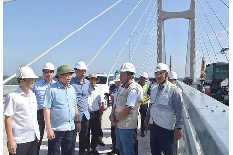 Bộ trưởng Bộ Xây dựng Trần Hồng Minh kiểm tra tiến độ cầu Rạch Miễu 2
